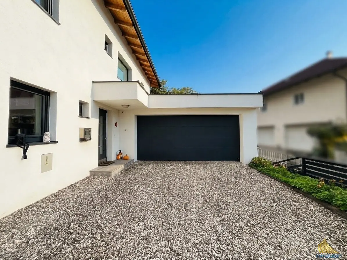 Modernes Einfamilienhaus mit großem Garten, am Bachlauf mit eigenem Waldstück und moderner Haustechnik