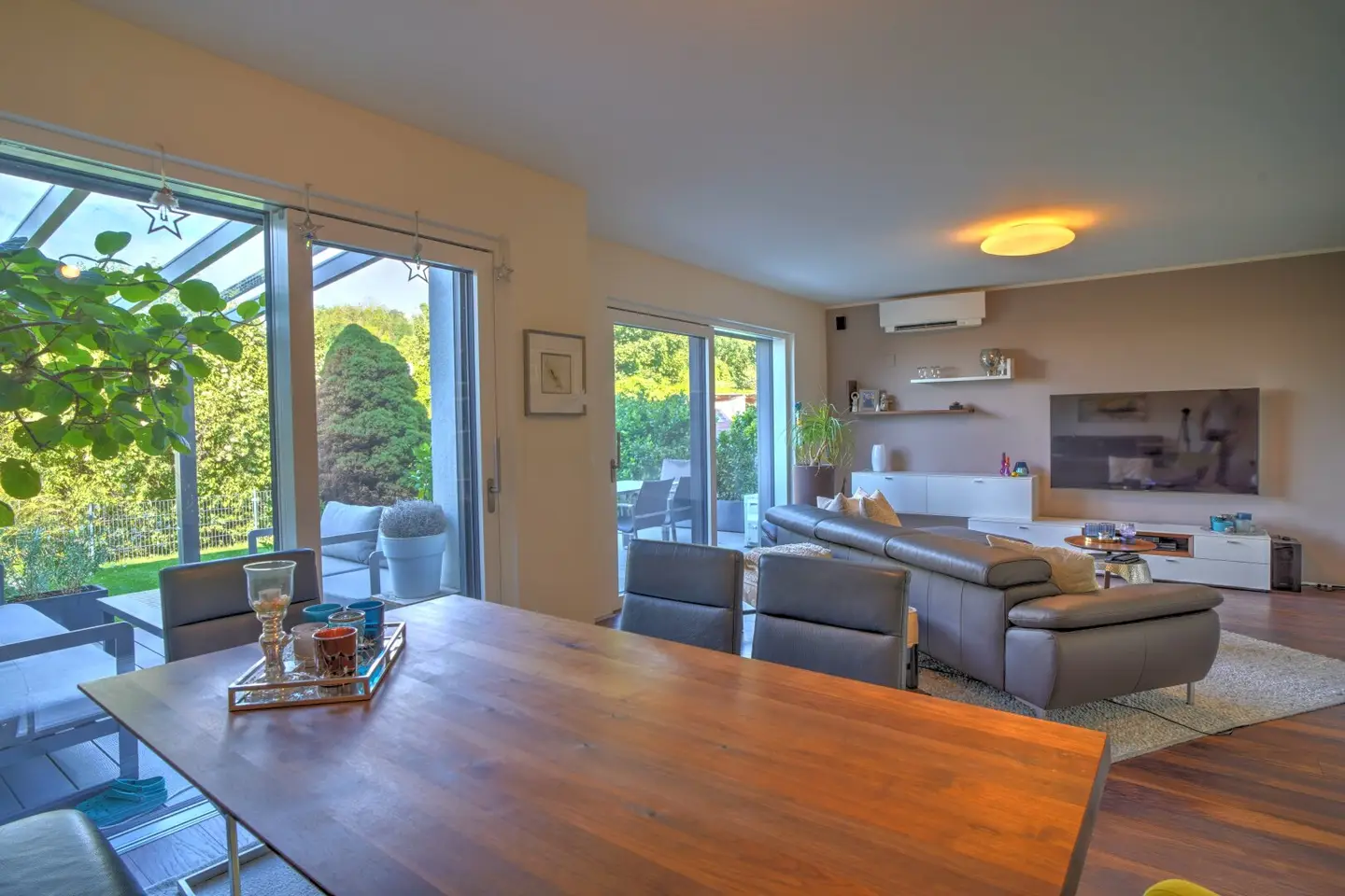 High-quality comprehensively renovated apartment with terrace and well-kept garden