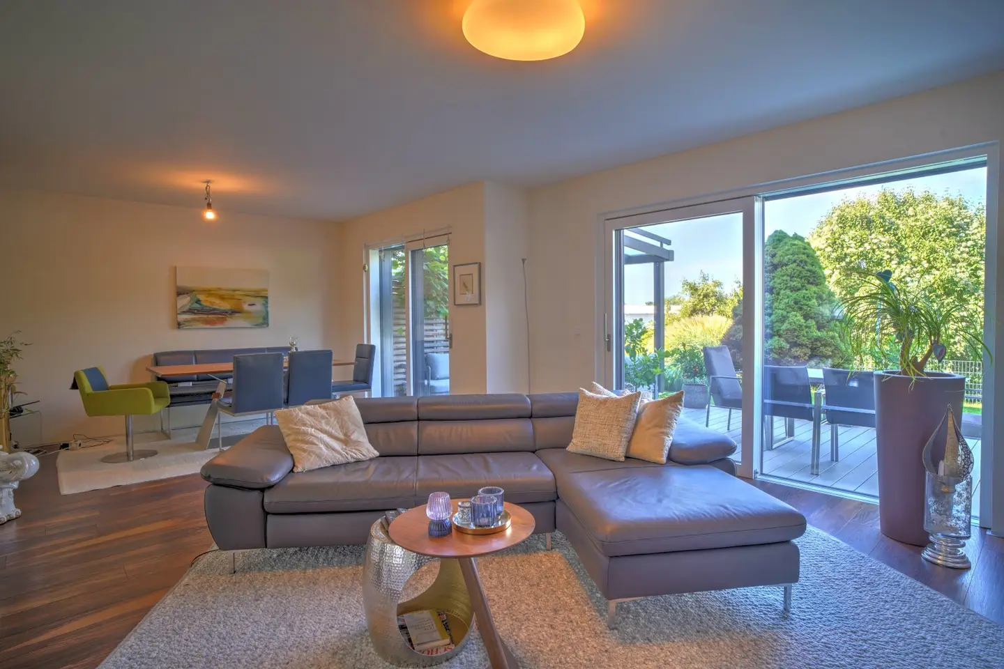 High-quality comprehensively renovated apartment with terrace and well-kept garden