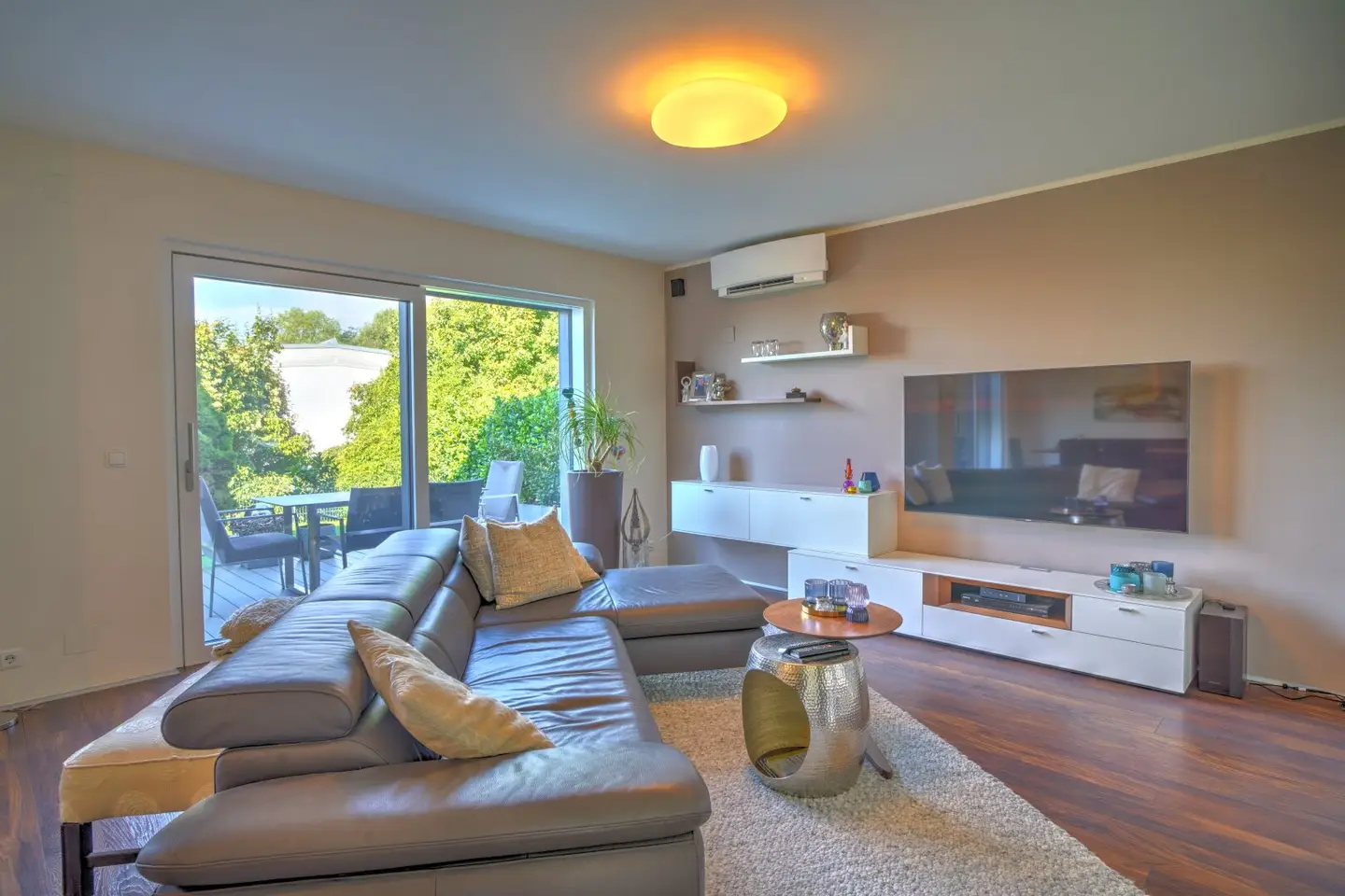 High-quality comprehensively renovated apartment with terrace and well-kept garden