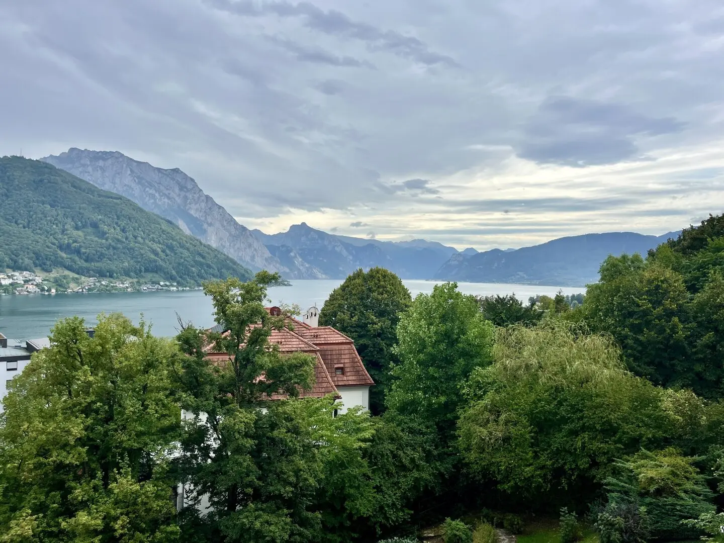Above the roofs of Gmunden – 3-room apartment with loggia, lake view &amp; carport