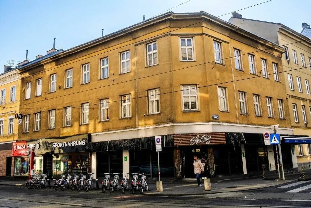 Charming period apartment with charm and potential vacant