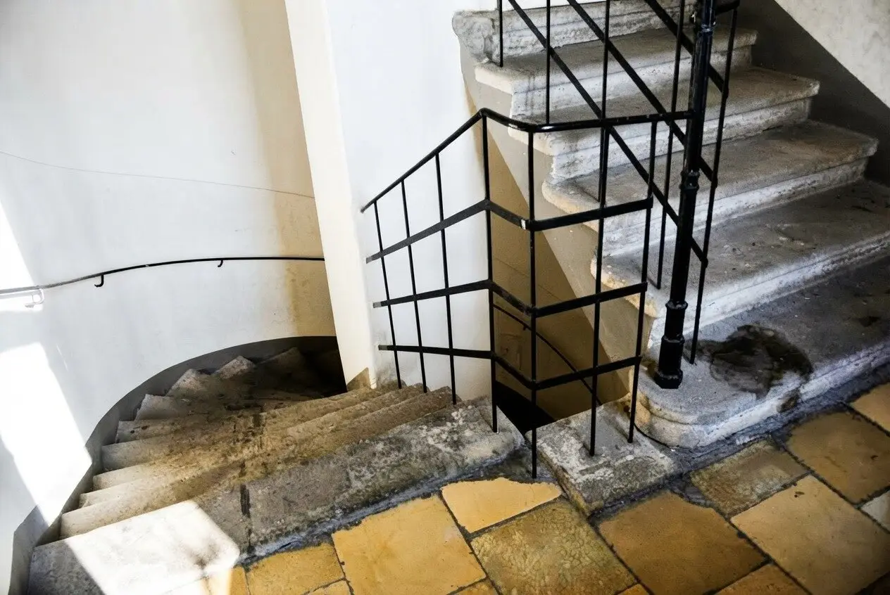 Charming period apartment with charm and potential vacant
