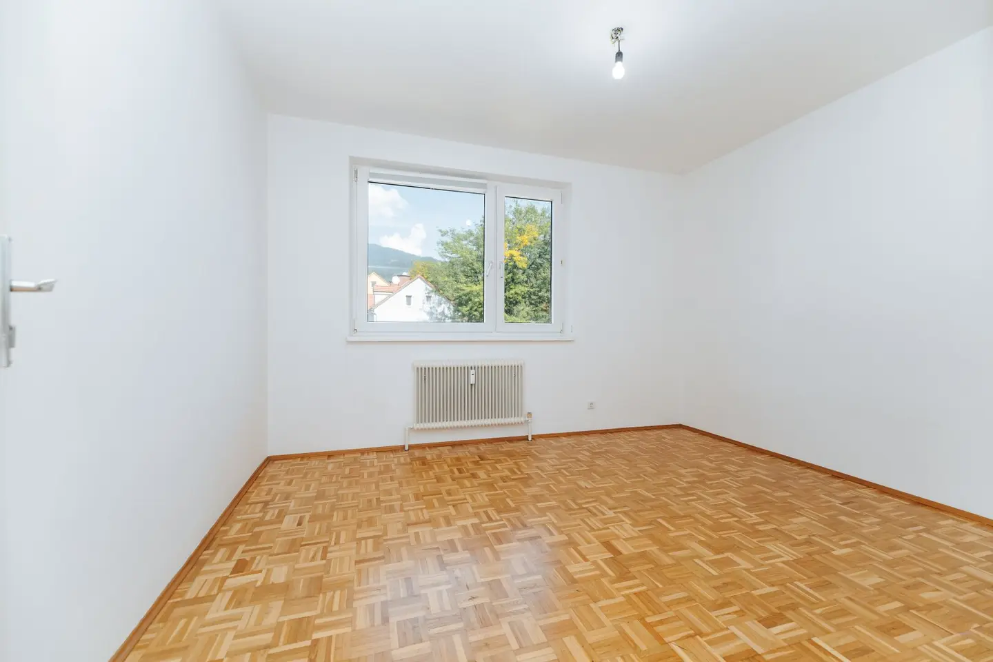 Directly on the Mur | Parking Space | South Balcony | Bathtub | Very Bright | Flatshare Suitable | 4 Separately Accessible Rooms | Available Immediately | 2nd Floor with Lift | Pets Welcome