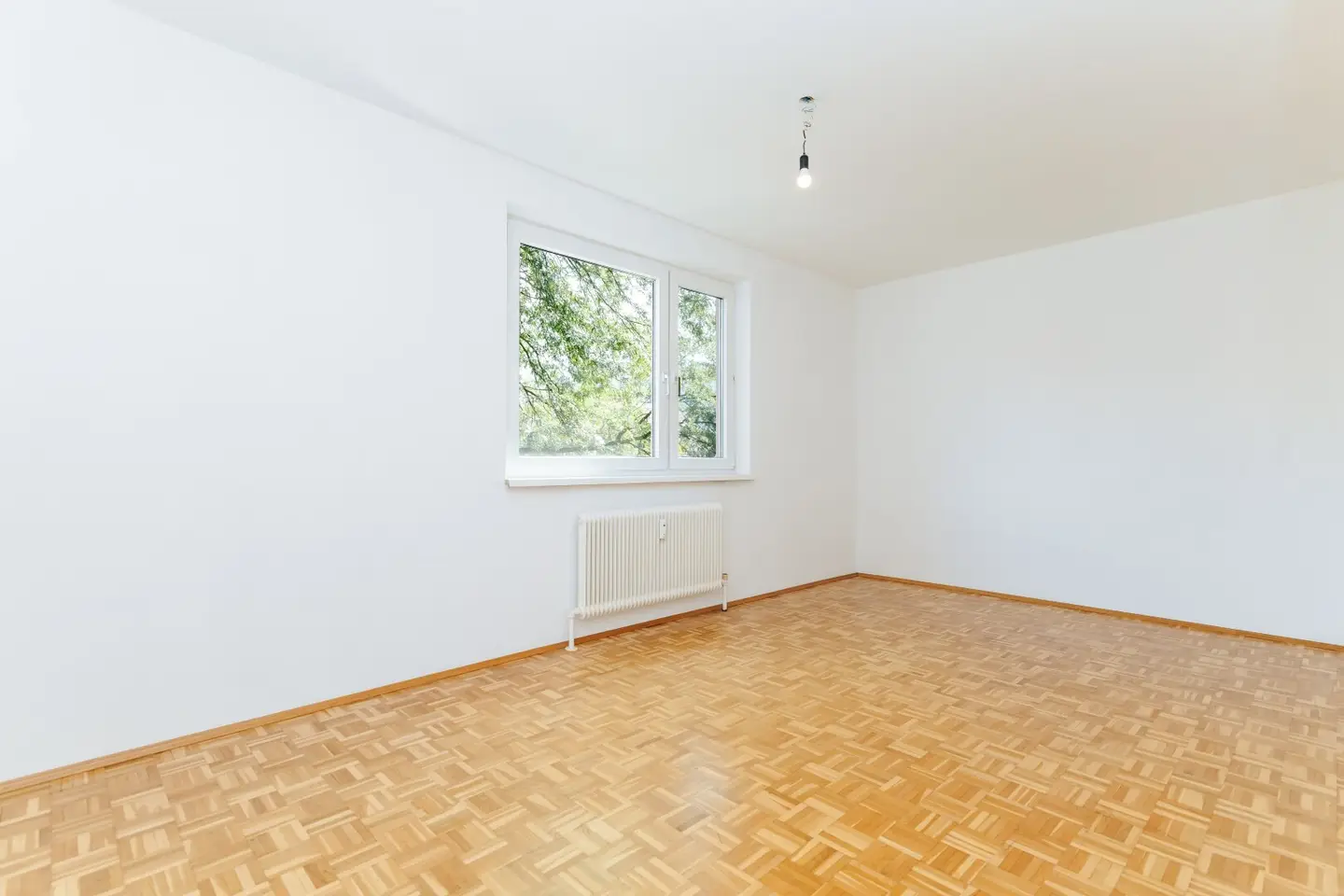 Directly on the Mur | Parking Space | South Balcony | Bathtub | Very Bright | Flatshare Suitable | 4 Separately Accessible Rooms | Available Immediately | 2nd Floor with Lift | Pets Welcome