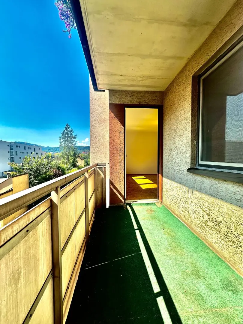 Directly on the Mur | Parking Space | South Balcony | Bathtub | Very Bright | Flatshare Suitable | 4 Separately Accessible Rooms | Available Immediately | 2nd Floor with Lift | Pets Welcome