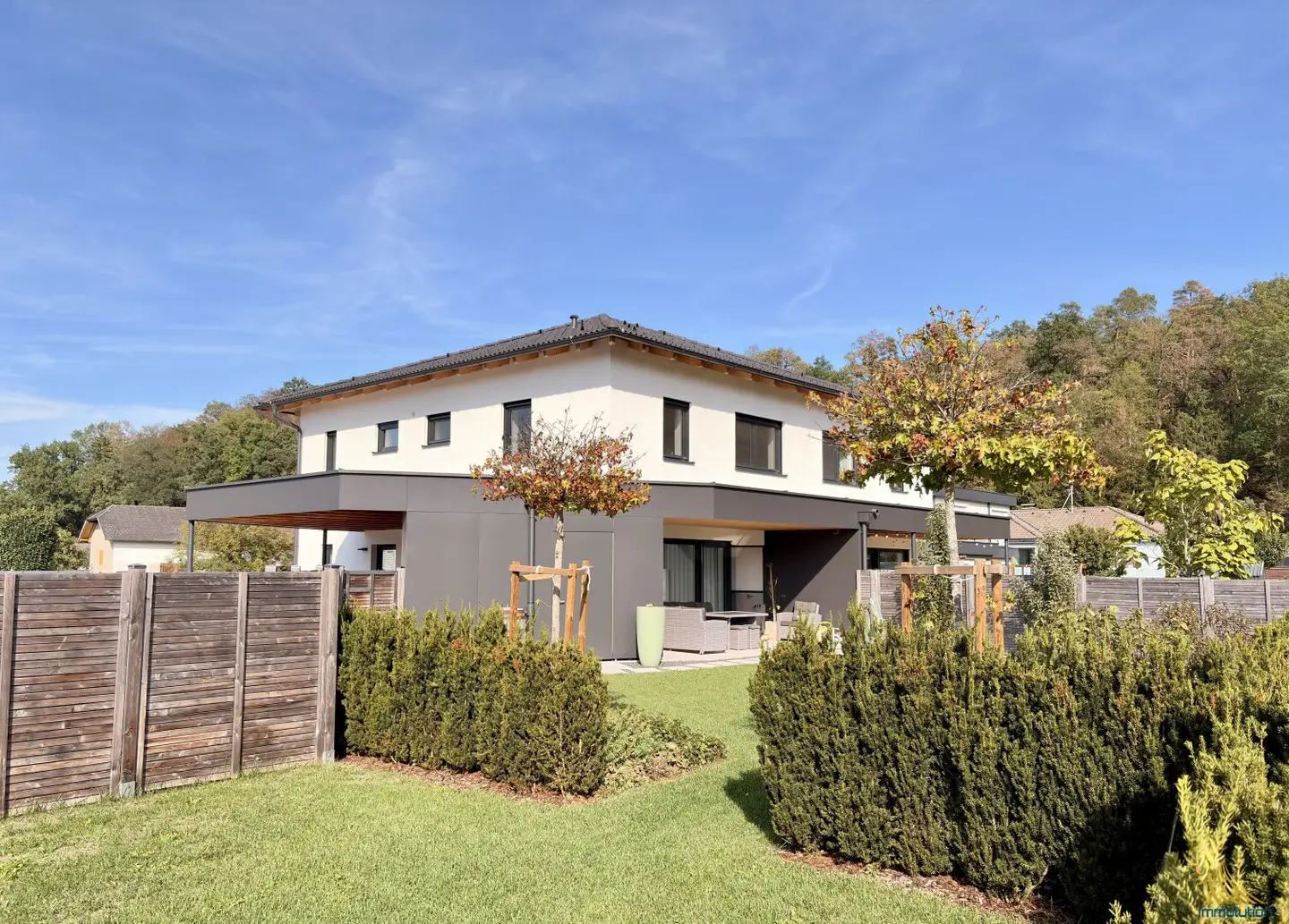 Neuwertige Doppelhaushälfte in Vorchdorf – Eigengarten, Südterrasse & Luftwärmepumpe | € 529.000