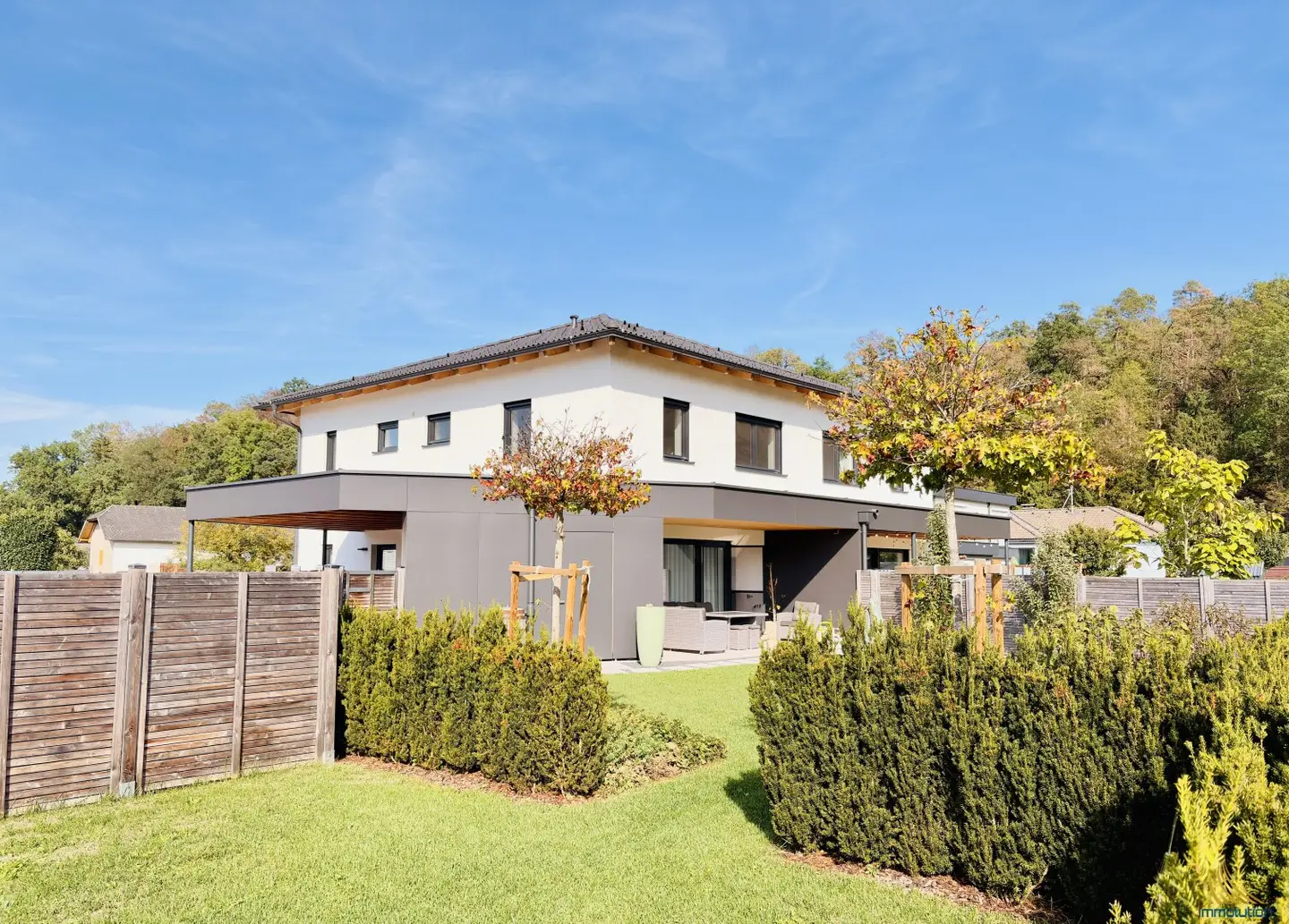 Neuwertige Doppelhaushälfte in Vorchdorf – Eigengarten, Südterrasse & Luftwärmepumpe | € 529.000