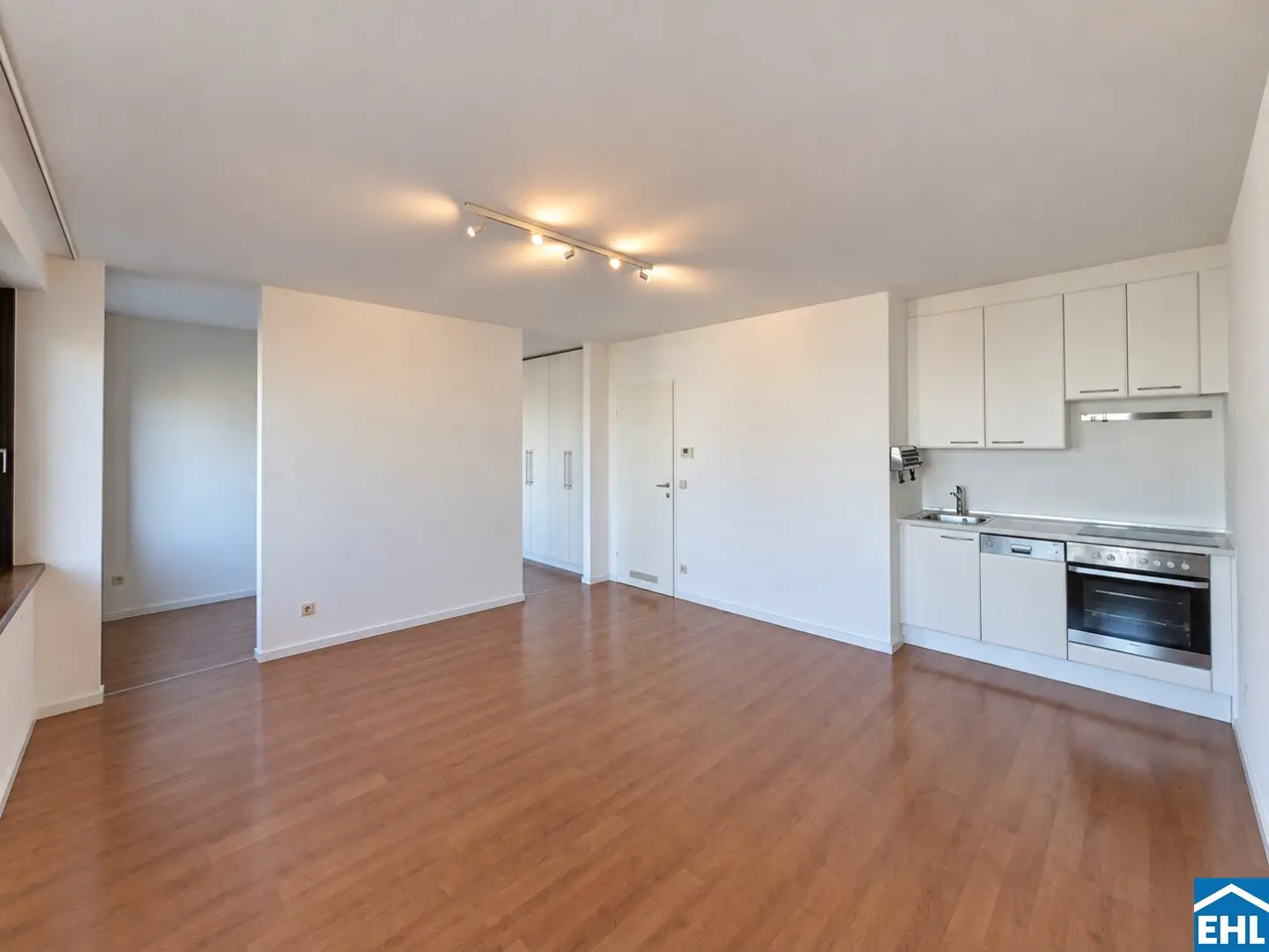 Gemütliche 1,5 - Zimmerwohnung mit Balkon, Hallenbad und Spabereich Nahe Privatklinik Döbling