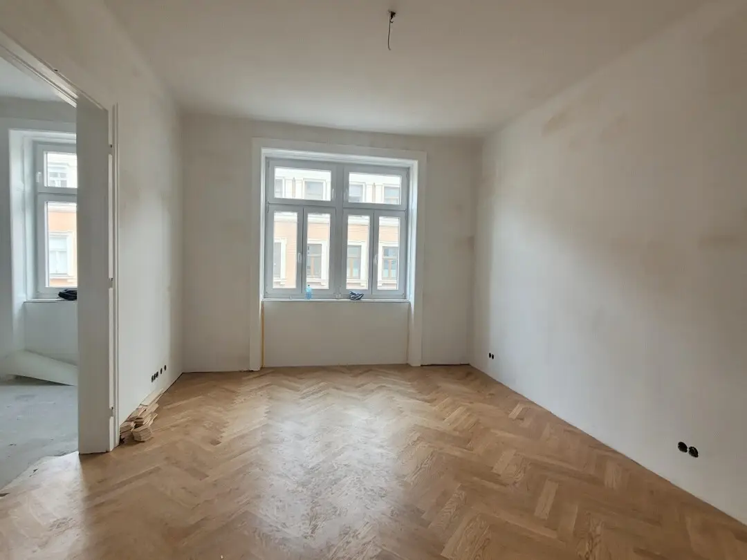 Bright renovated Altbauwohnung with high ceilings