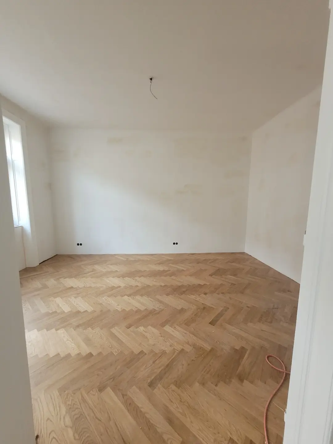 Bright renovated Altbauwohnung with high ceilings