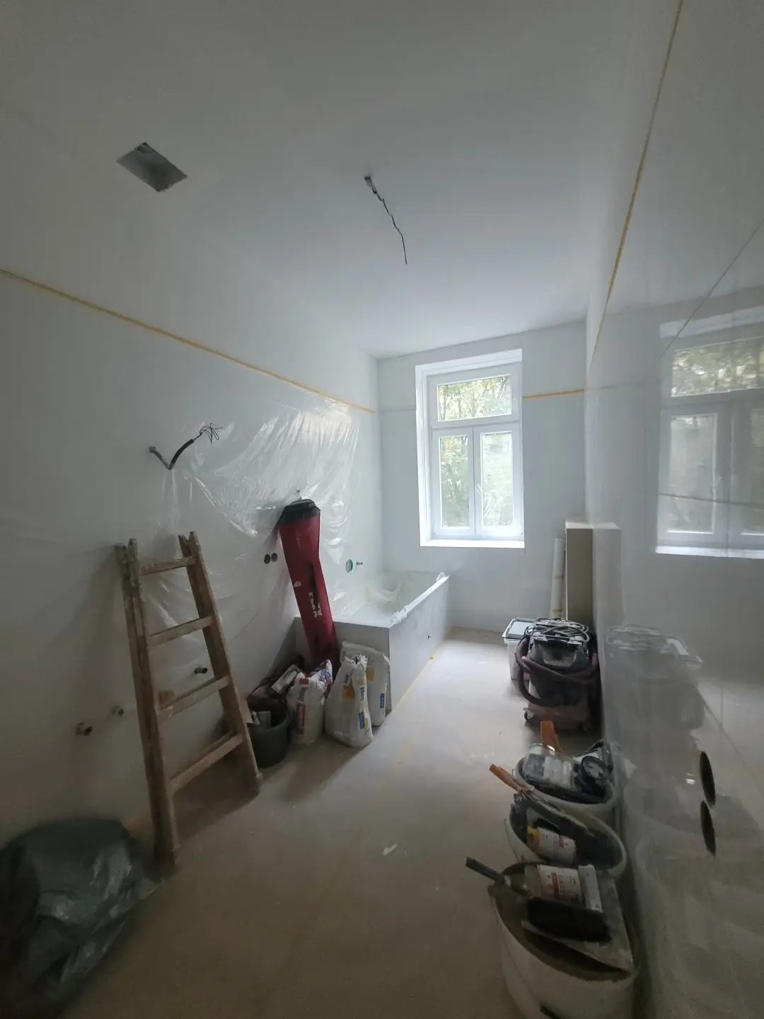 Bright renovated Altbauwohnung with high ceilings