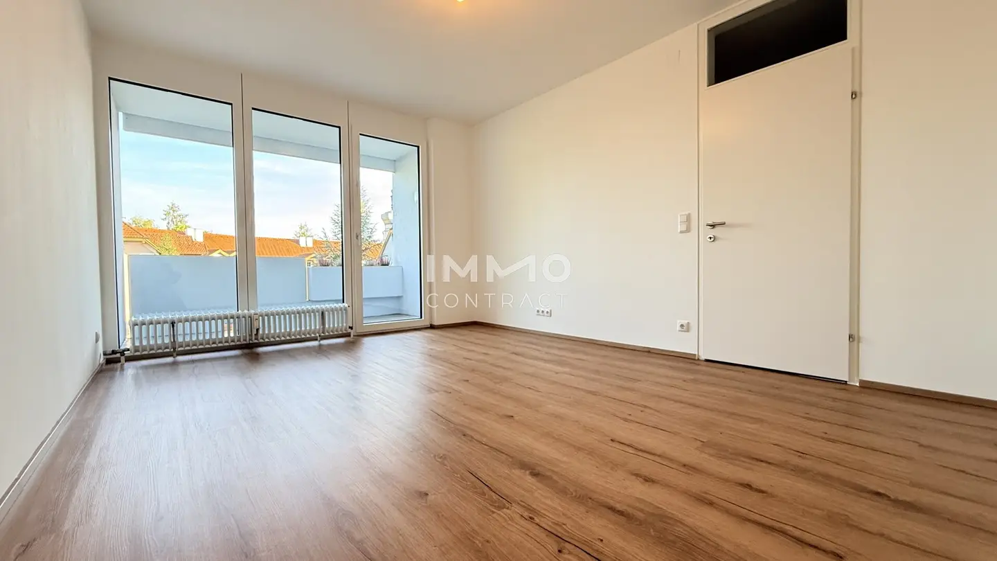 Completely renovated 2-room apartment with loggia and underground garage – commission free