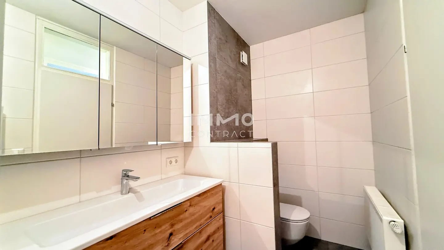 Completely renovated 2-room apartment with loggia and underground garage – commission free