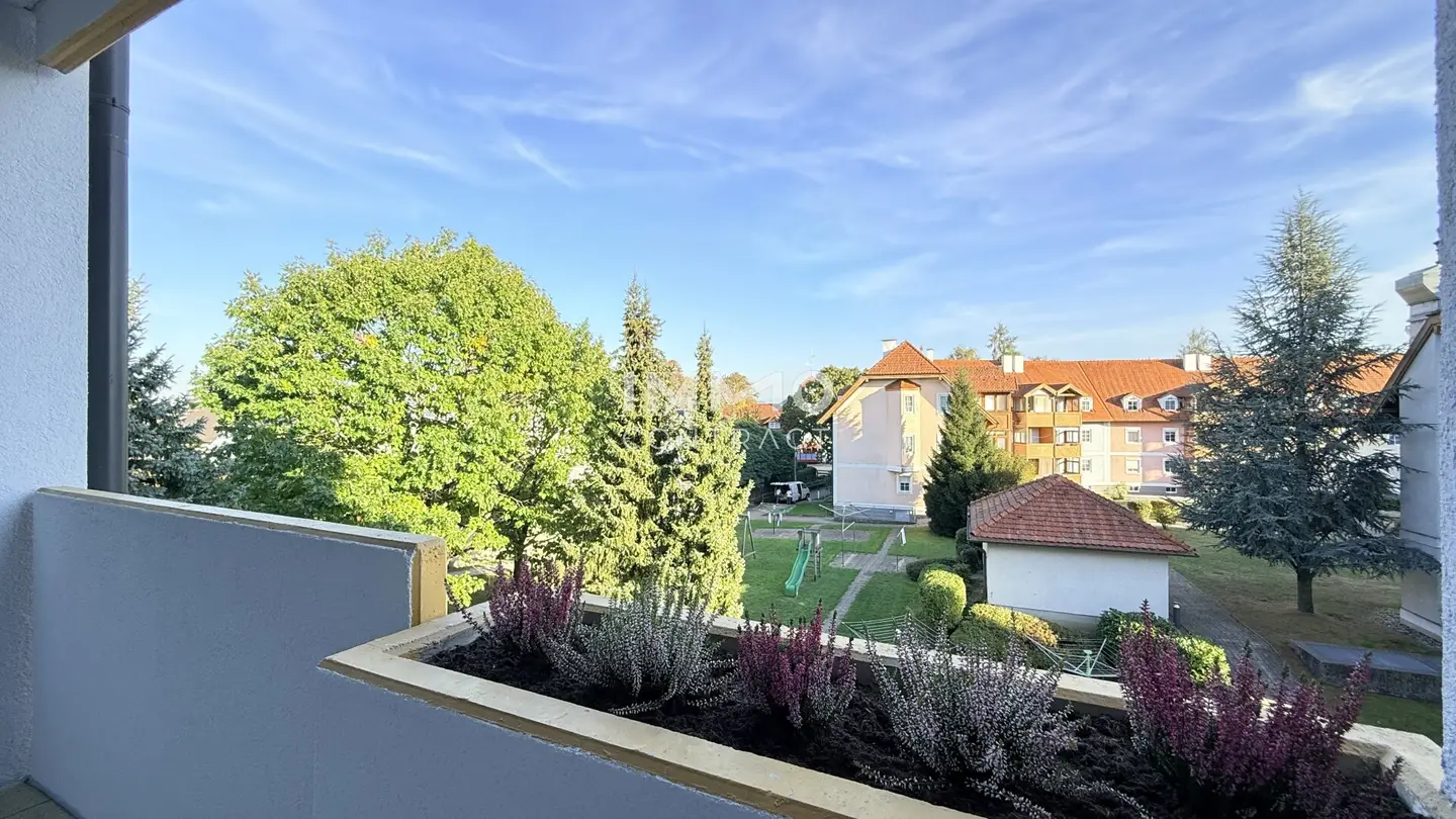 Completely renovated 2-room apartment with loggia and underground garage – commission free