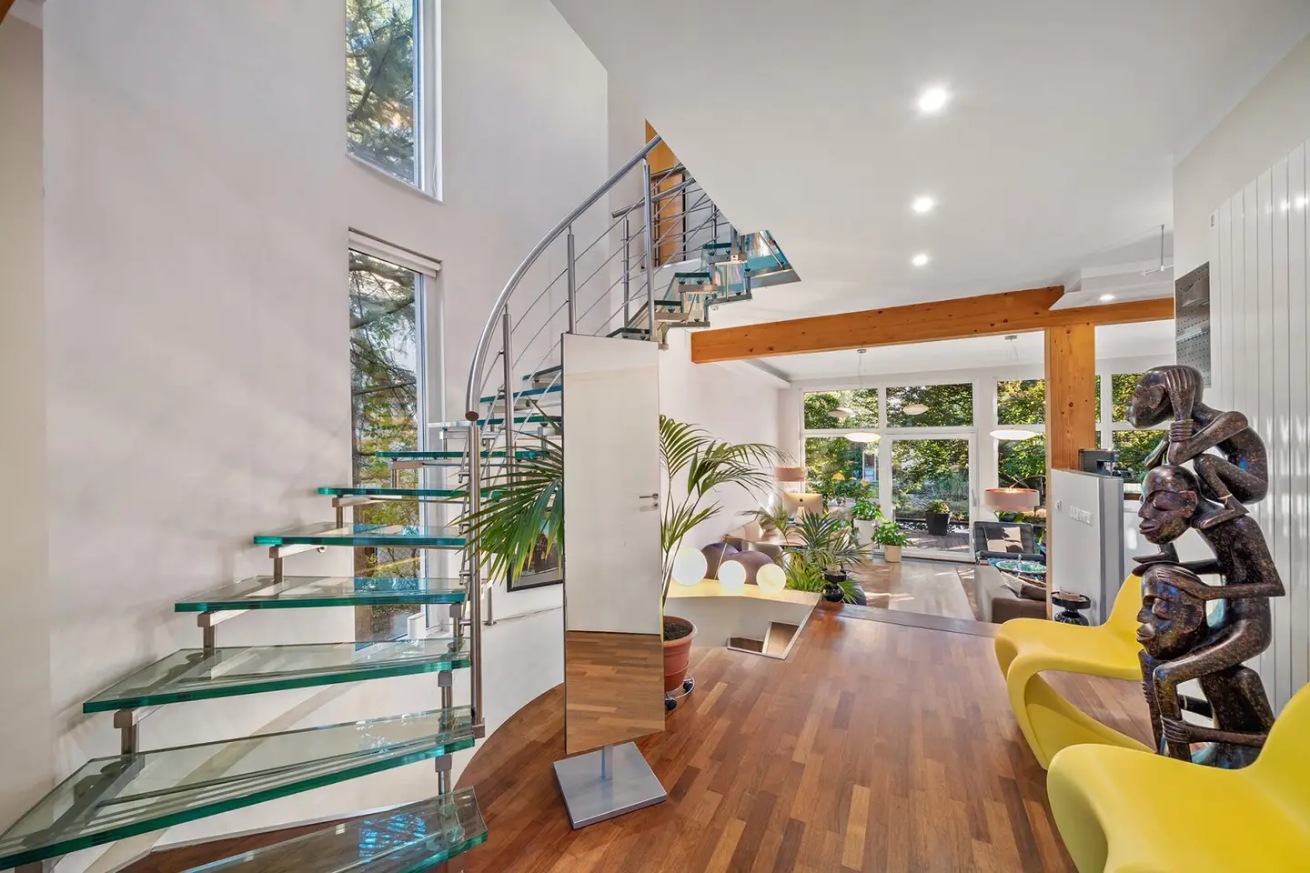 Light-filled architect-designed house in Perchtoldsdorf with large garden, natural pond &amp; terrace