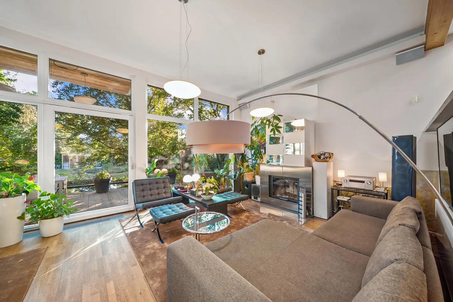 Light-filled architect-designed house in Perchtoldsdorf with large garden, natural pond &amp; terrace
