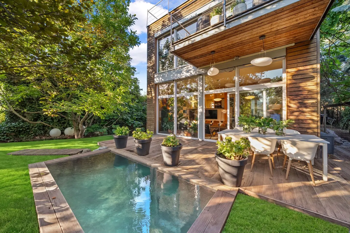 Light-filled architect-designed house in Perchtoldsdorf with large garden, natural pond &amp; terrace