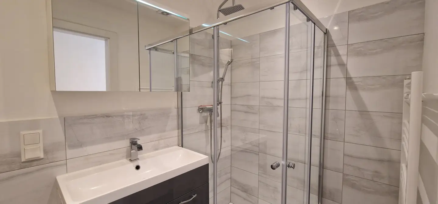 NEU SANIERT | 2 ZIMMER | ca. 55 m² WFL | FRANZÖSISCHER BALKON MIT PARKBLICK | BEZUGSFERTIG