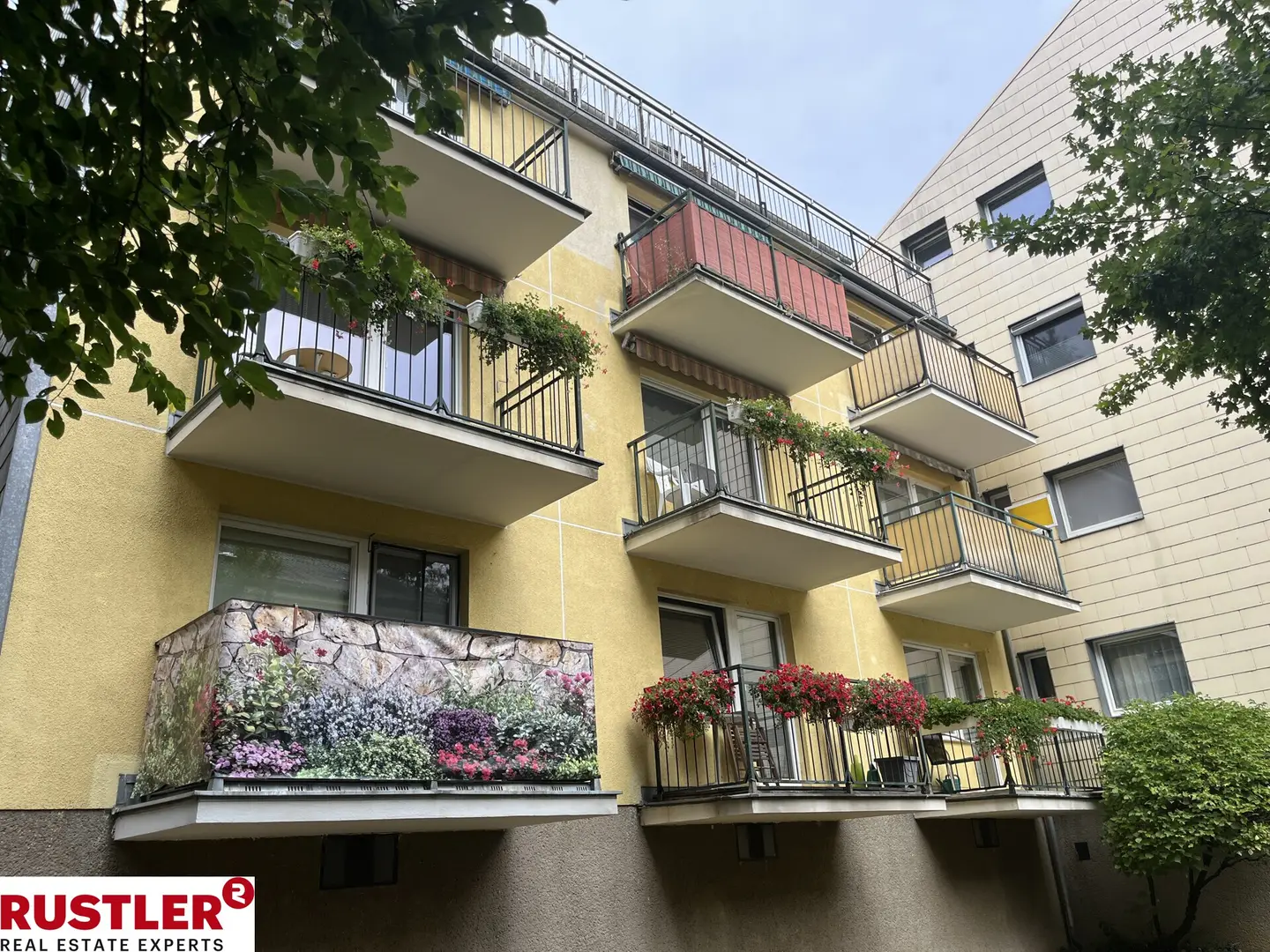 Lichtdurchflutete Wohnung mit Balkon in Grünlage