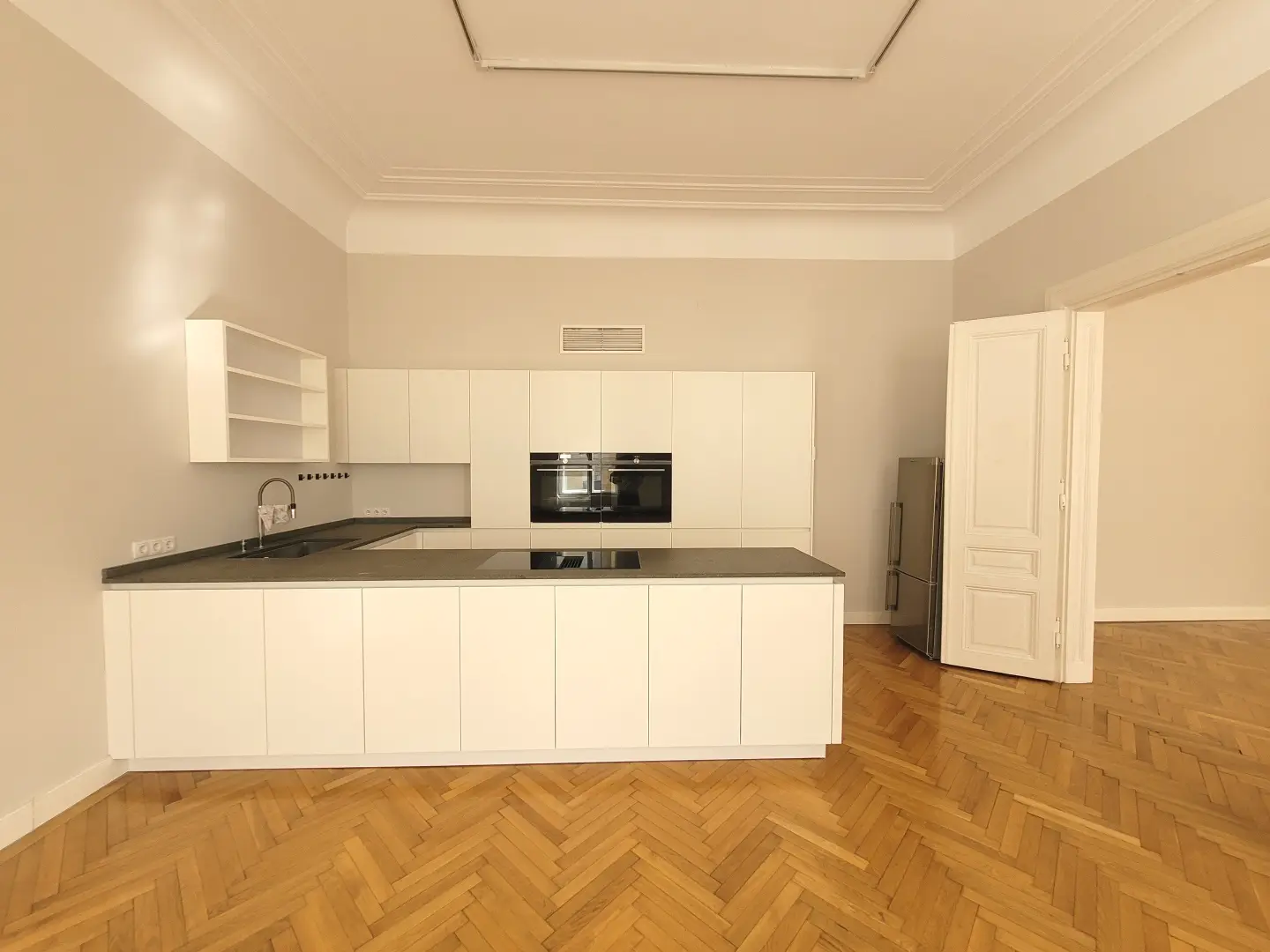 Renovated Altbauwohnung quietly located near the Ring