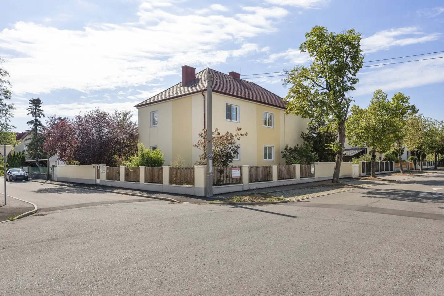 Ein Haus, viele Möglichkeiten | Großzügiges Zuhause mit zwei Wohnebenen und Ausbaureserve | 2 Küchen | Separate Eingänge | Garten mit viel Privatsphäre