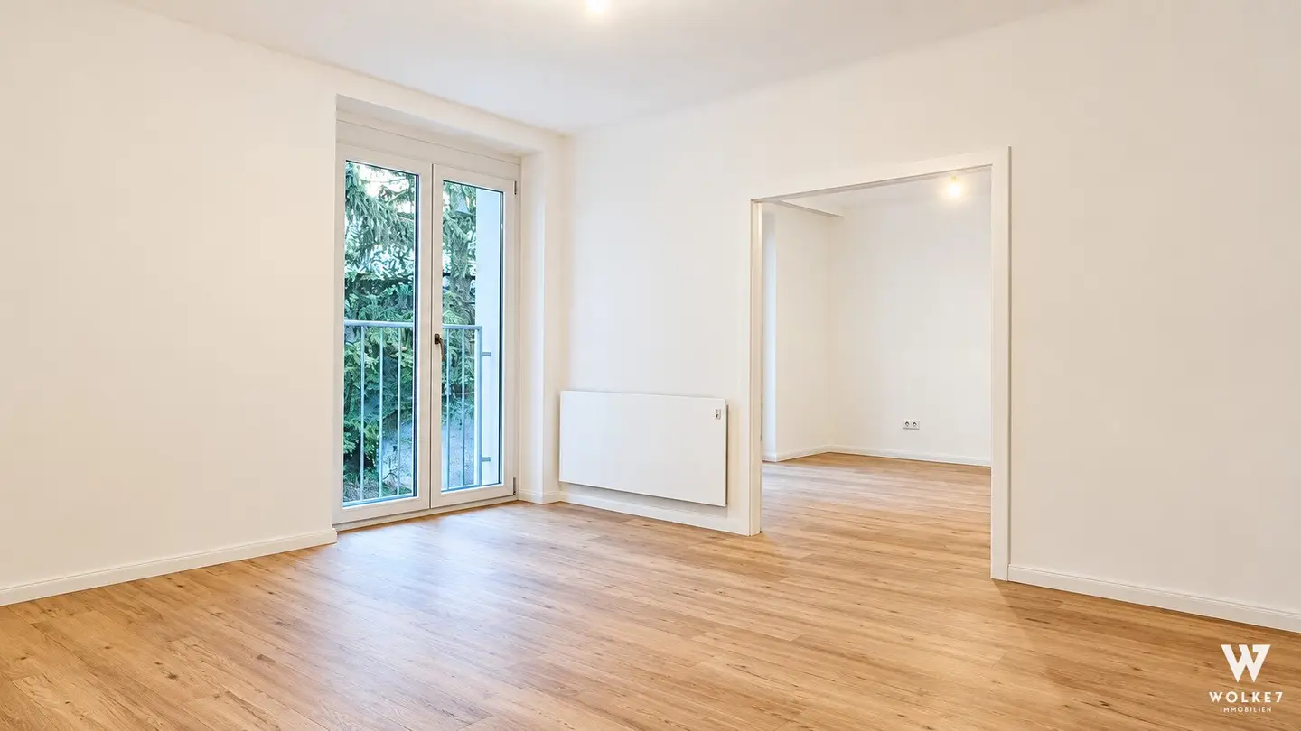 First occupancy after renovation: Bright 2-room apartment with floor-to-ceiling windows and green courtyard