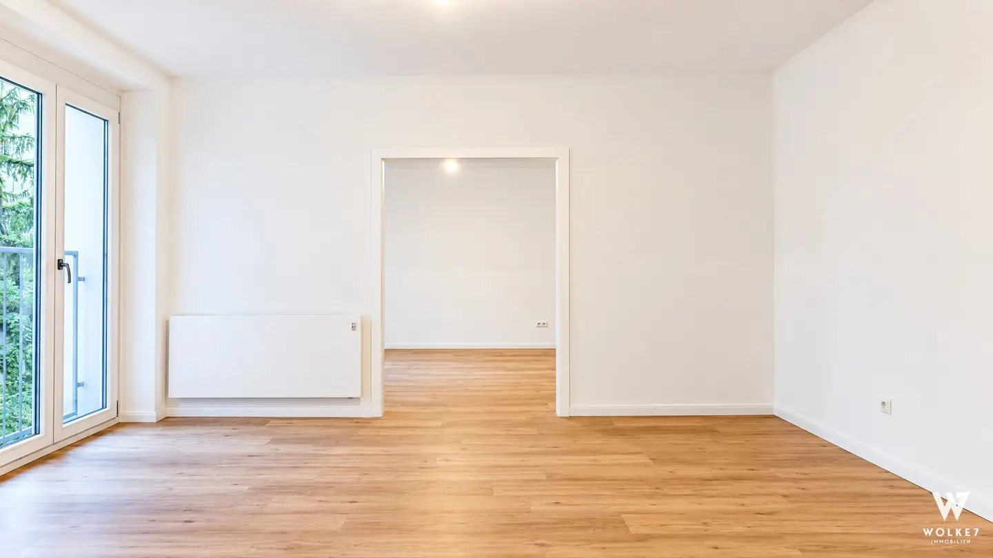 First occupancy after renovation: Bright 2-room apartment with floor-to-ceiling windows and green courtyard