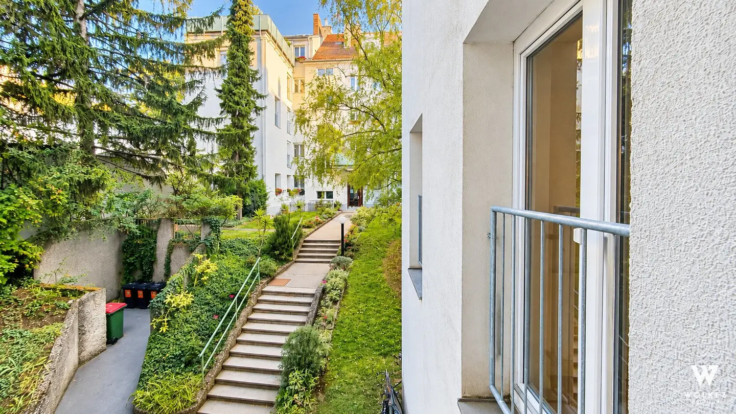 Erstbezug nach Renovierung: Helle 2-Zimmer-Wohnung mit bodentiefen Fenstern &amp; begrünter Innenhof
