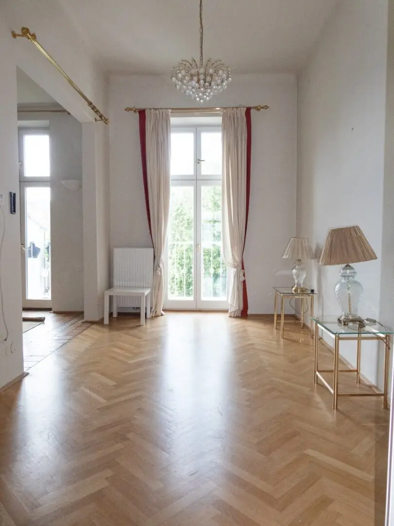 Baden bei Wien, top location in the center: very spacious old building apartment in a period style building