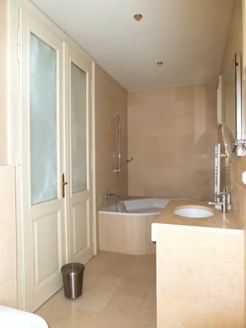 Baden bei Wien, top location in the center: very spacious old building apartment in a period style building