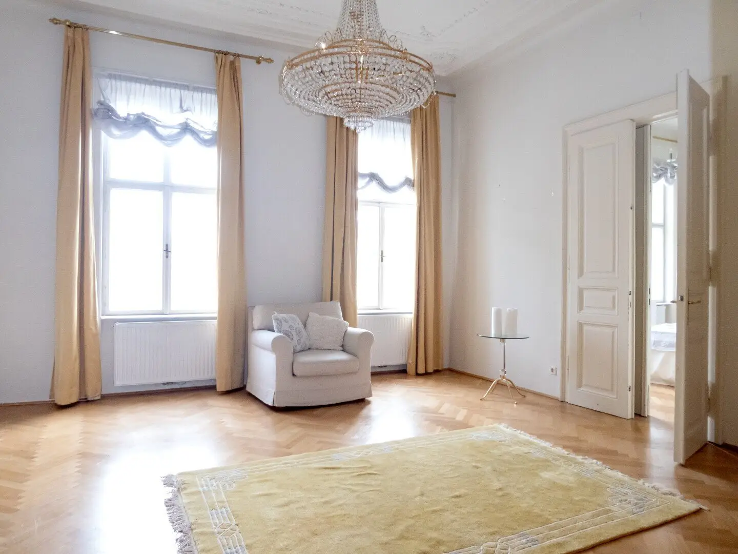 Baden bei Wien, top location in the center: very spacious old building apartment in a period style building