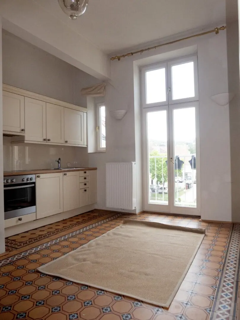 Baden bei Wien, top location in the center: very spacious old building apartment in a period style building