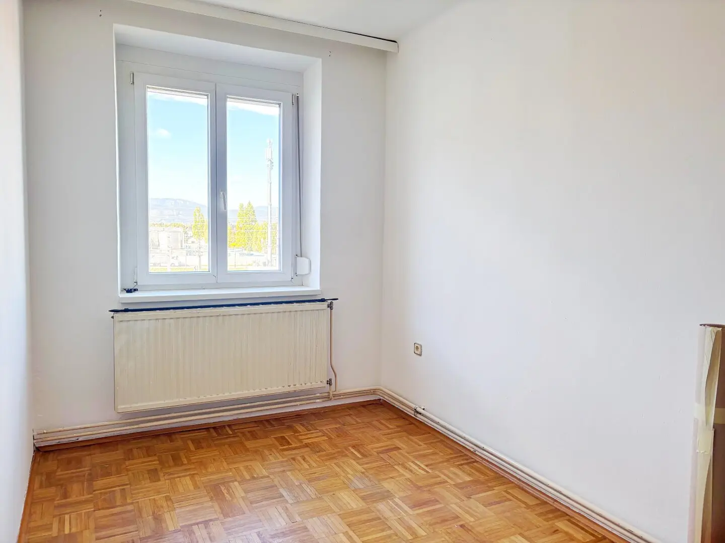 Low-energy house: 3 room apartment with distant view &amp; car parking space.