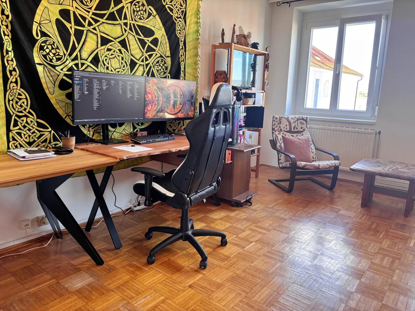 Low-energy house: 3 room apartment with distant view &amp; car parking space.
