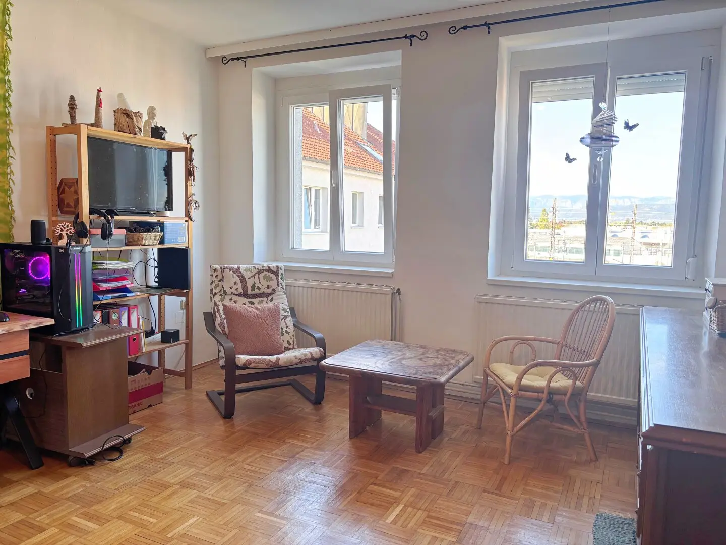 Low-energy house: 3 room apartment with distant view &amp; car parking space.