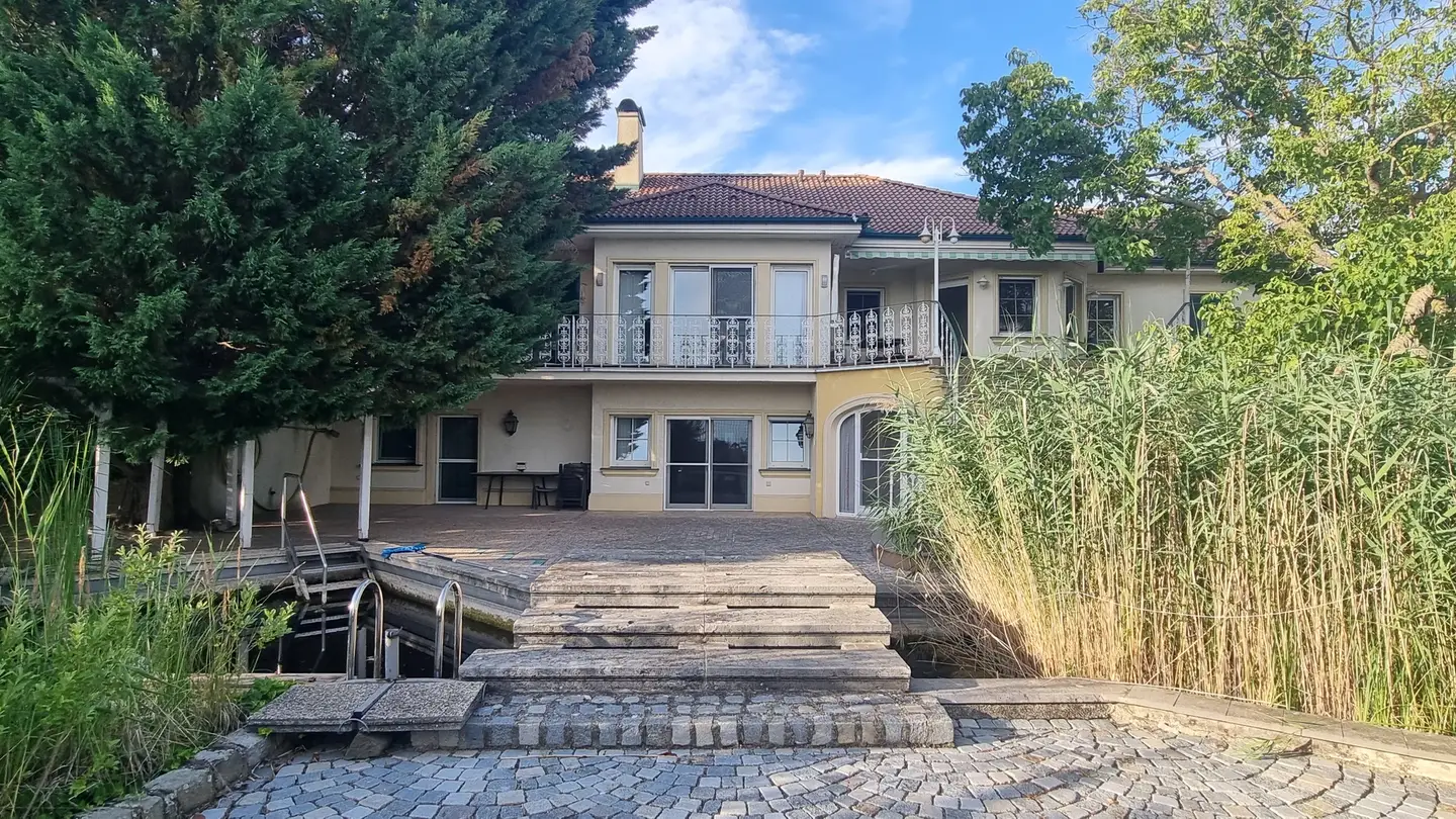 Wohnung mit unverbaubarem Seeblick und Schwimmbiotop