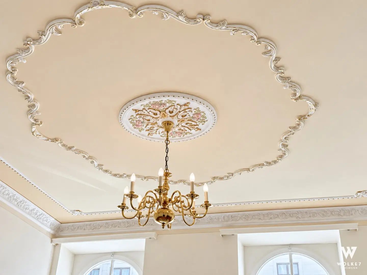 Old building gem with magnificent stucco – stylish living for lovers of classical Viennese elegance I Underfloor heating I Elevator | Near Wiedner Hauptstraße