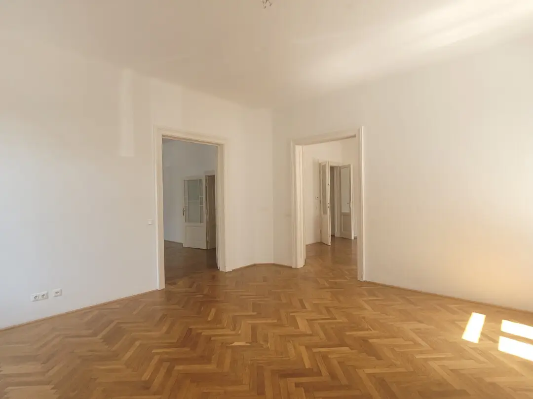 Spacious Altbauwohnung on raised ground floor with parquet