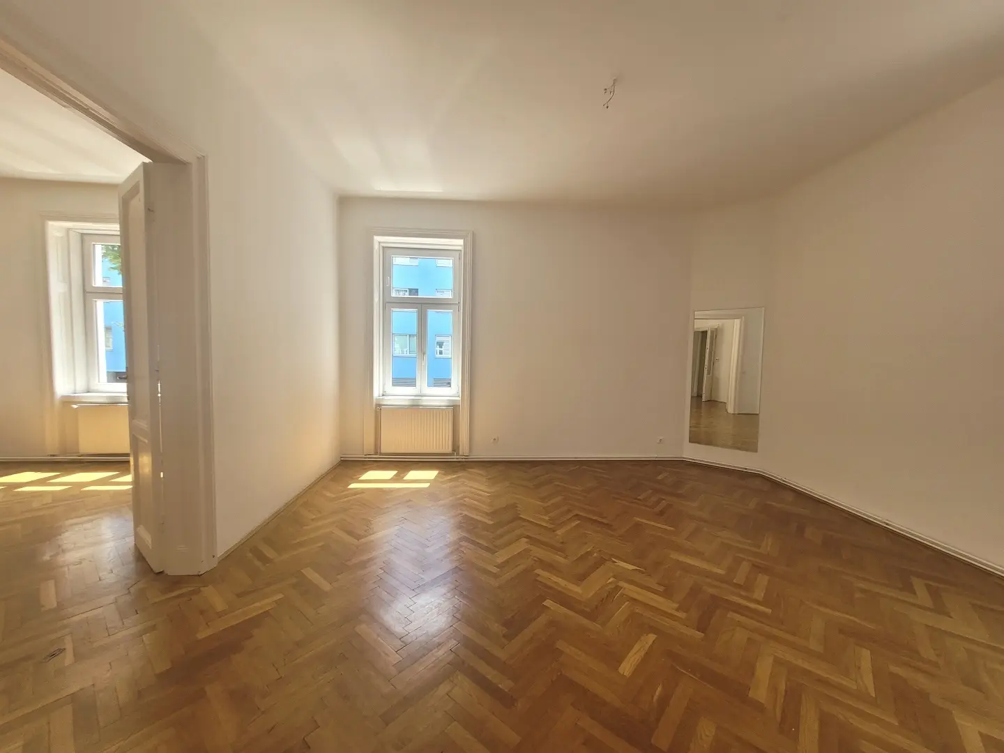 Spacious Altbauwohnung on raised ground floor with parquet