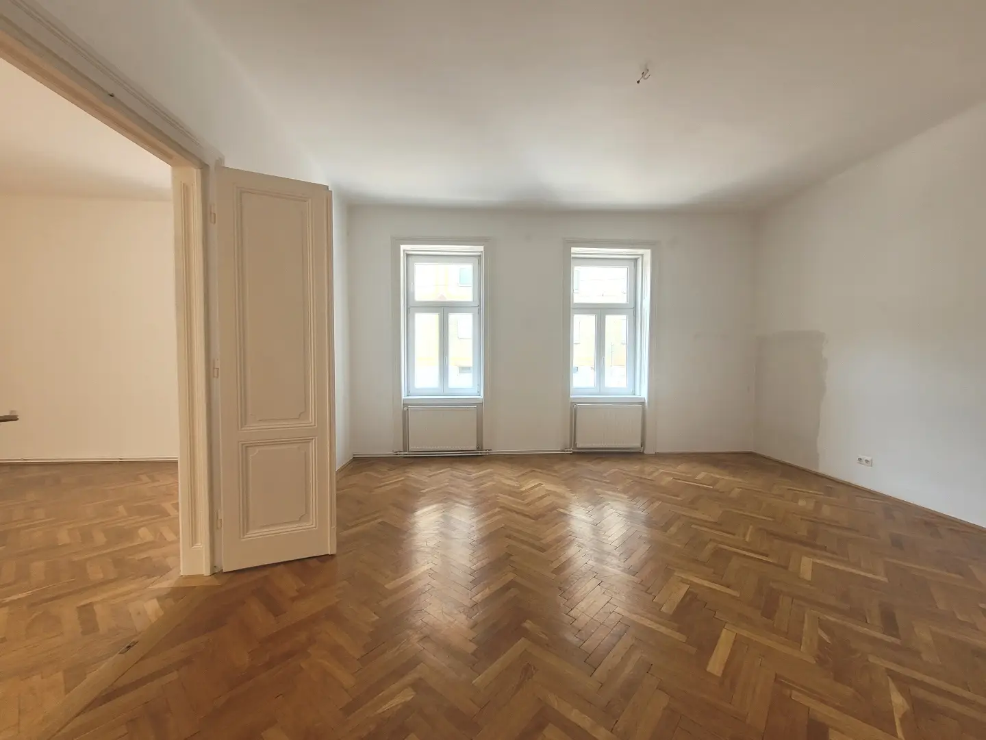 Spacious Altbauwohnung on raised ground floor with parquet