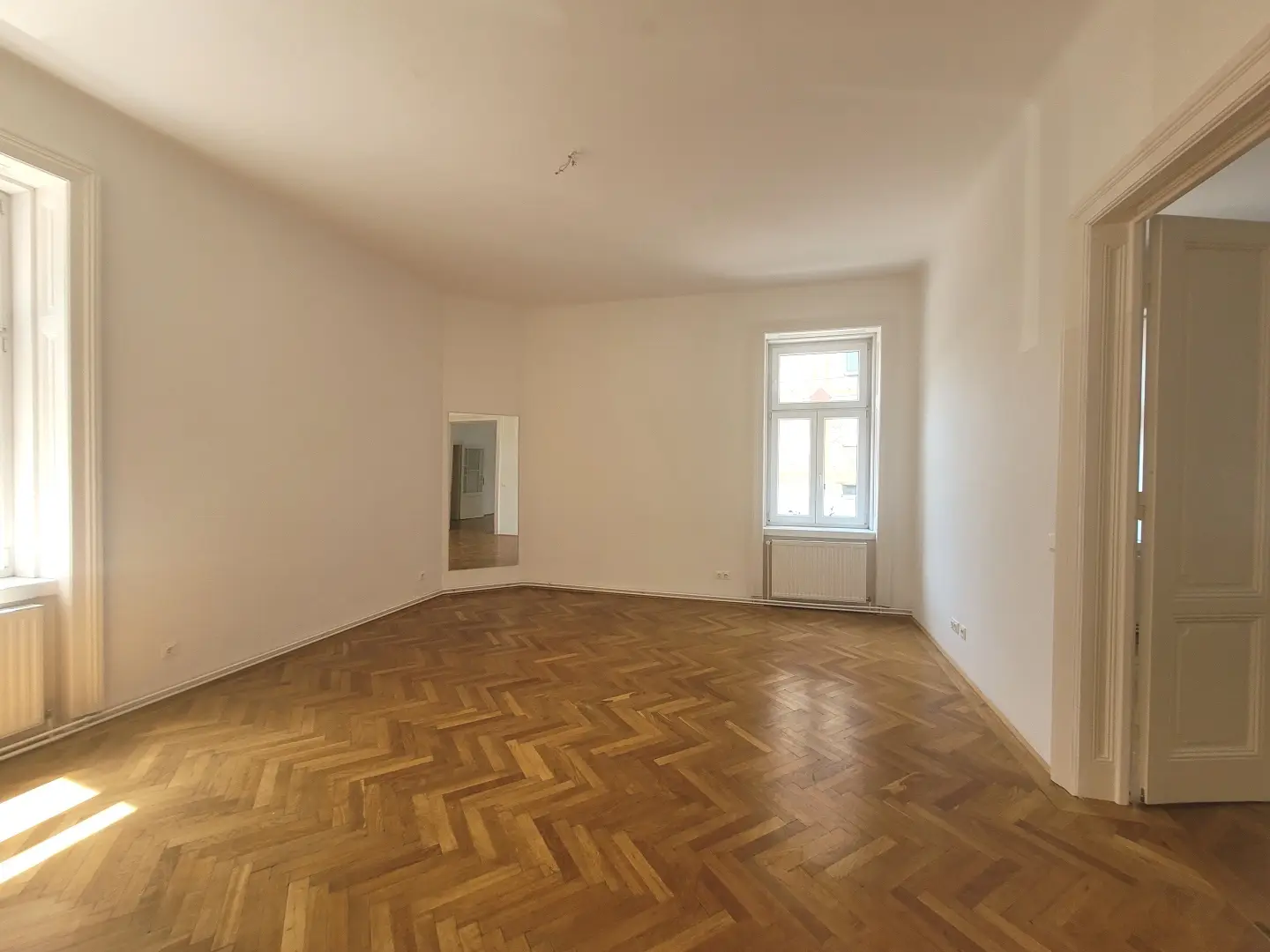 Spacious Altbauwohnung on raised ground floor with parquet