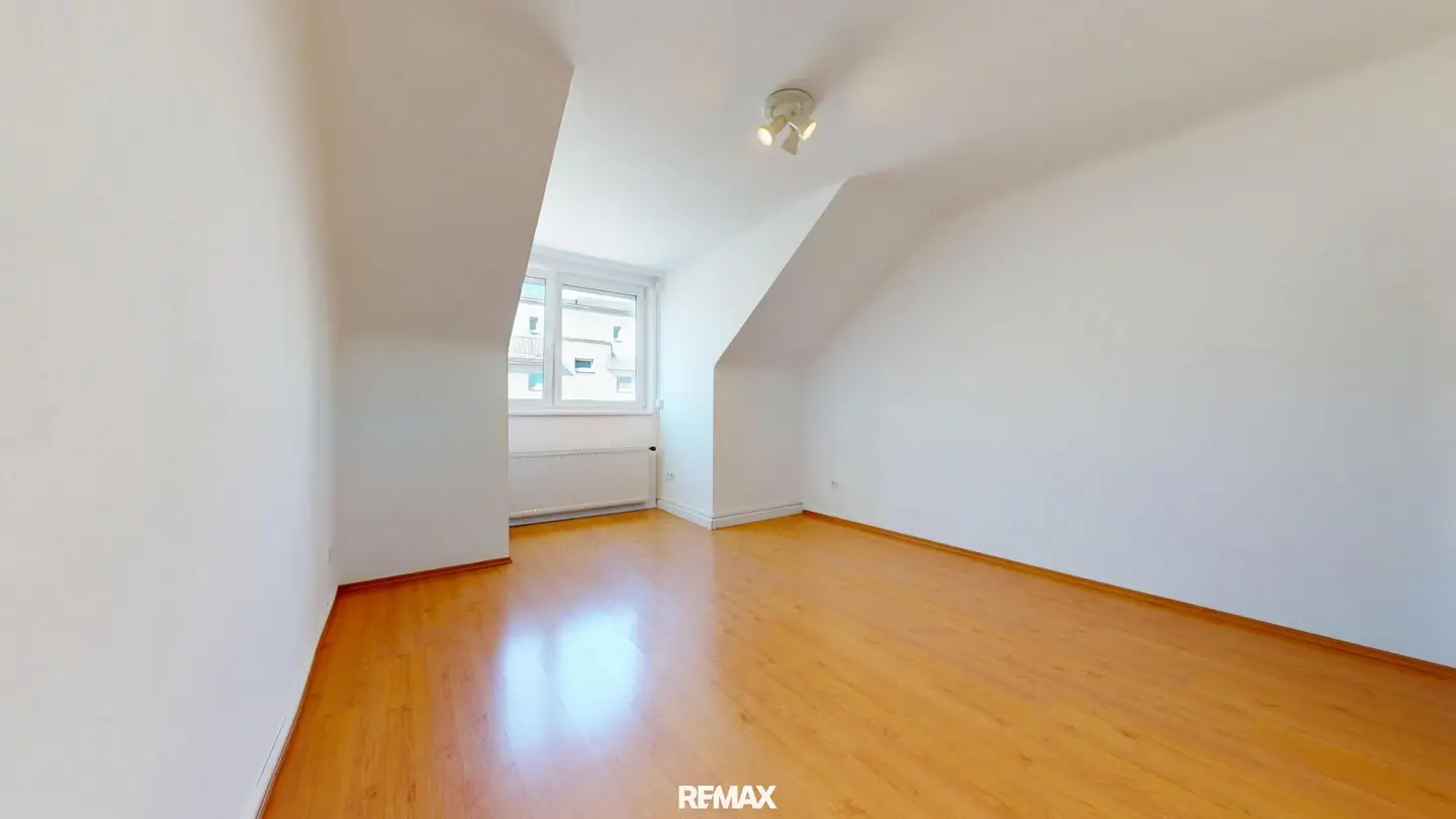 Three-room top-floor apartment near U-Bahn and S-Bahn