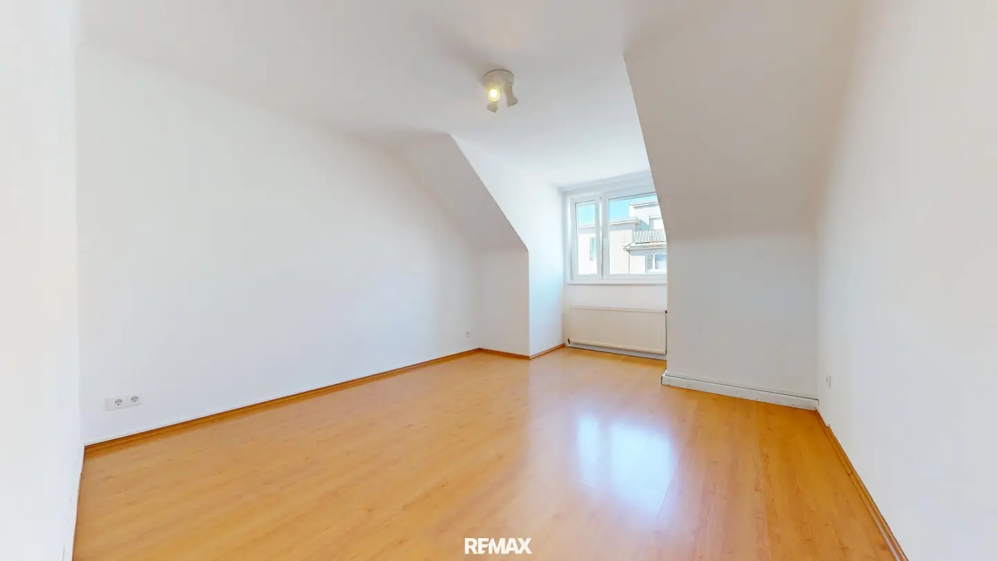 Three-room top-floor apartment near U-Bahn and S-Bahn