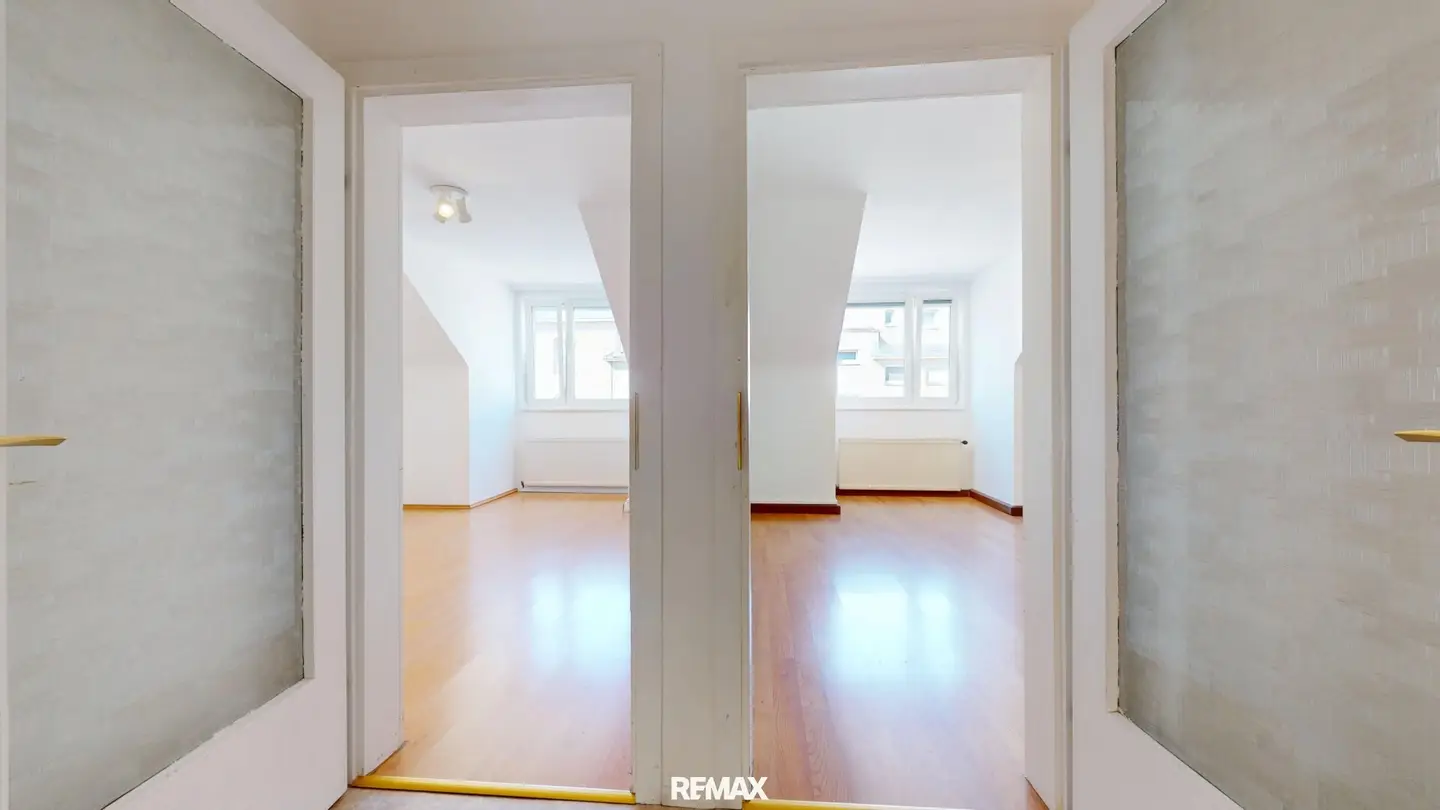 Three-room top-floor apartment near U-Bahn and S-Bahn