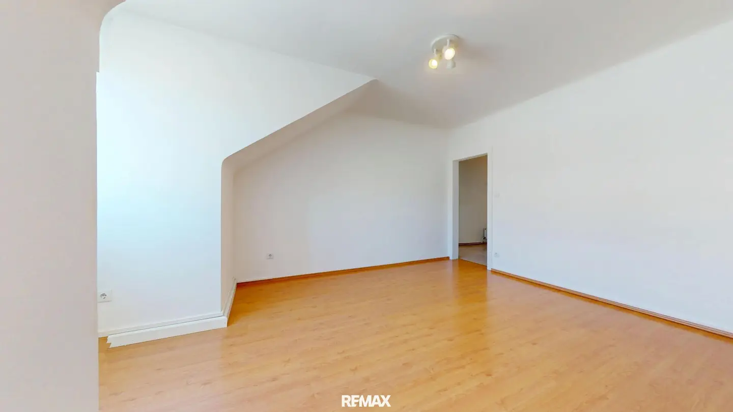 Three-room top-floor apartment near U-Bahn and S-Bahn