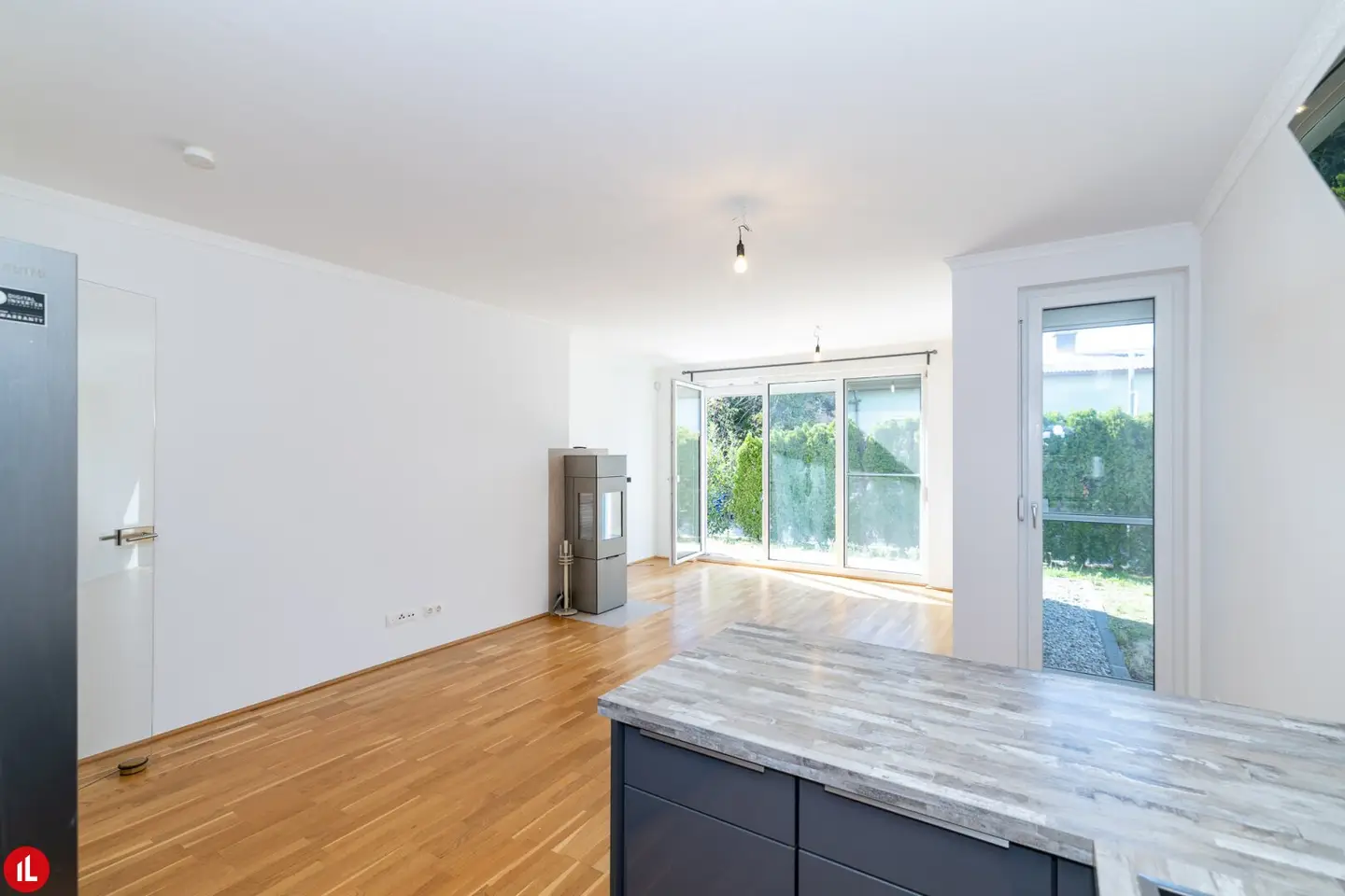 4-ZIMMER-GARTENWOHNUNG MIT POOL | KAMIN | LUFT-WÄRMEPUMPE &amp; HOCHWERTIGE AUSSTATTUNG