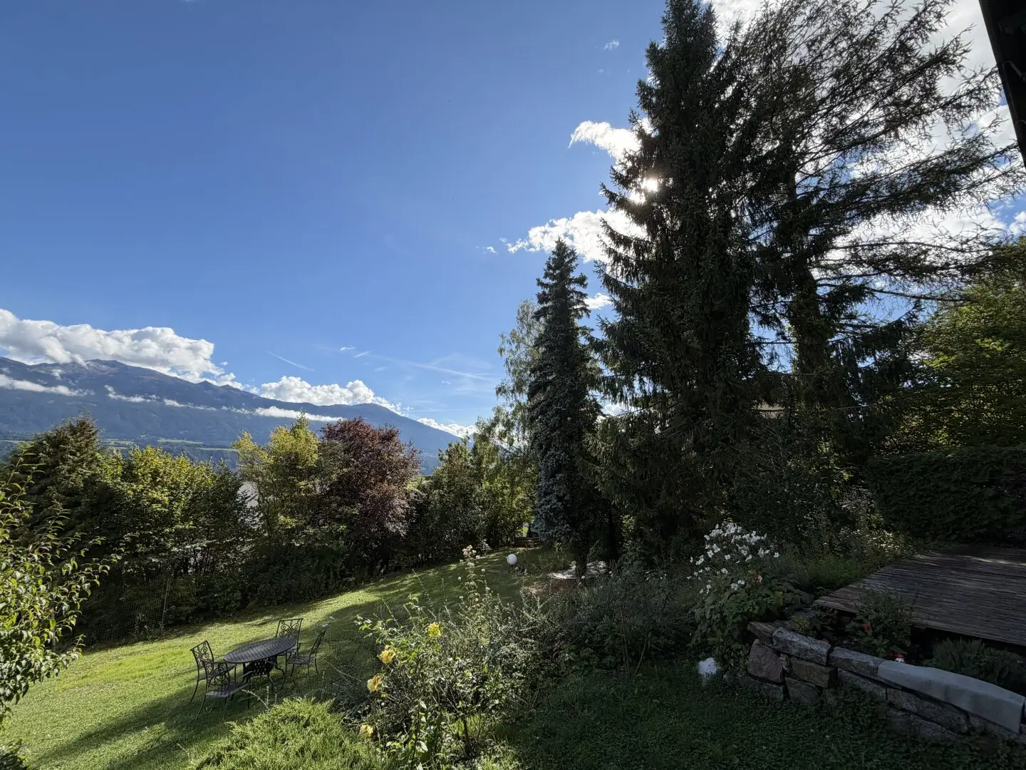 Charmantes Einfamilienhaus mit unverbaubarer Traumaussicht und 900m² Baugrund !