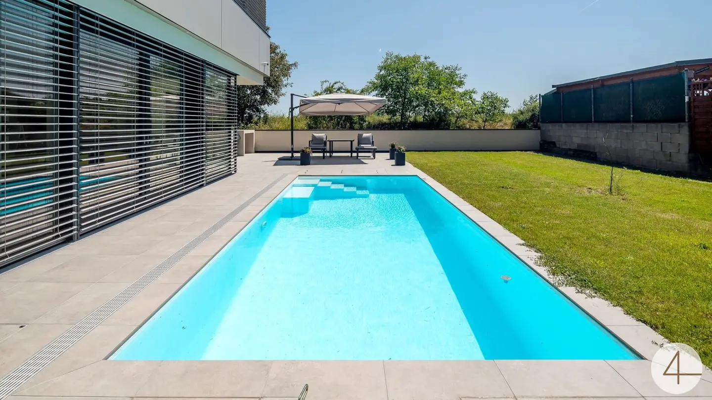 Pure exclusivity! Saltwater pool, green view, sunny orientation, top equipment, garage, lift!