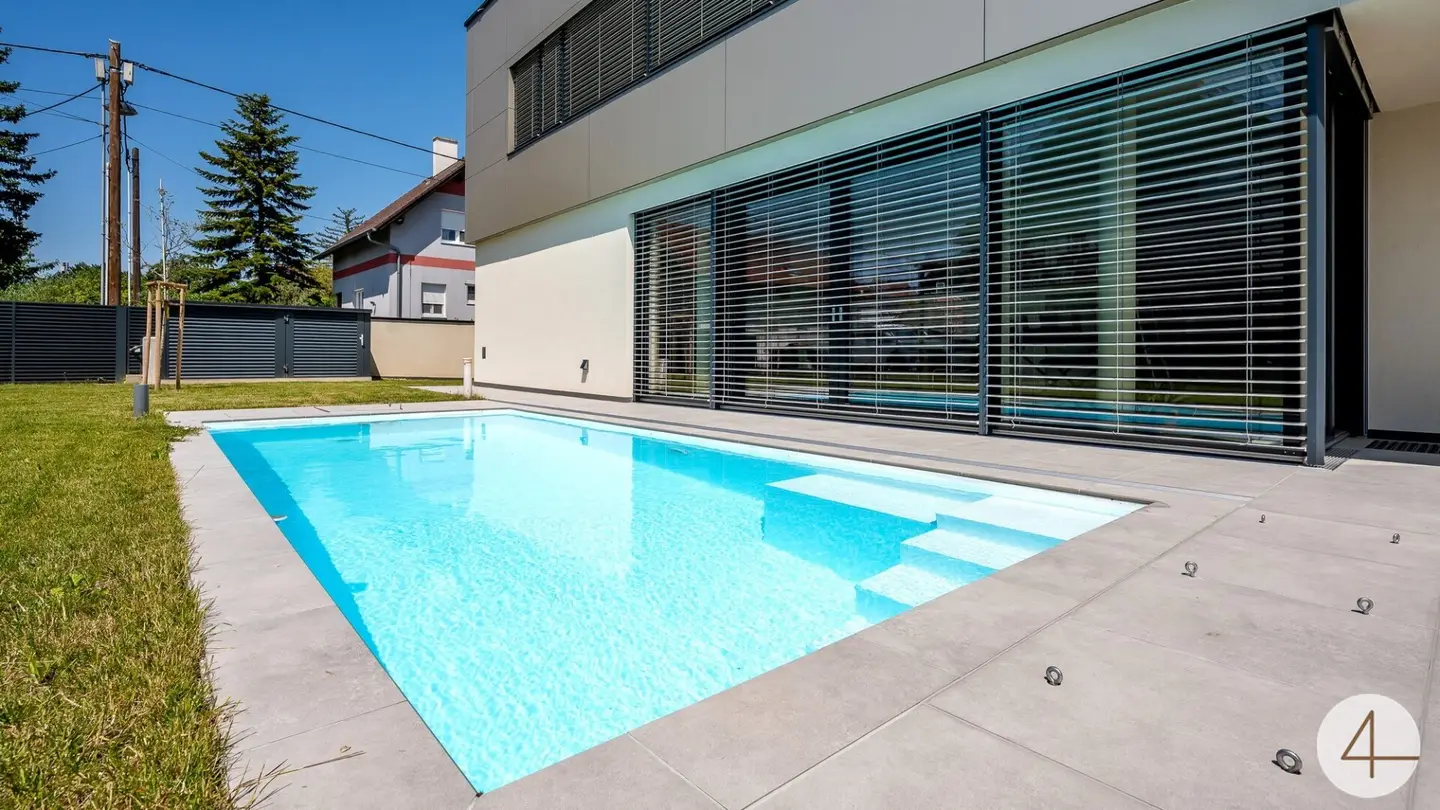 Pure exclusivity! Saltwater pool, green view, sunny orientation, top equipment, garage, lift!